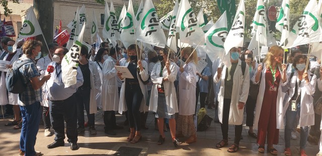 Los sindicatos protestan frente a Sanidad por la centralización del CICU y piden más transparencia
