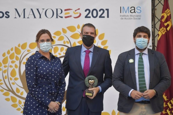 La Región premia a Hefame por contribuir a que la Comunidad haya liderado la vacunación de los mayores de residencias