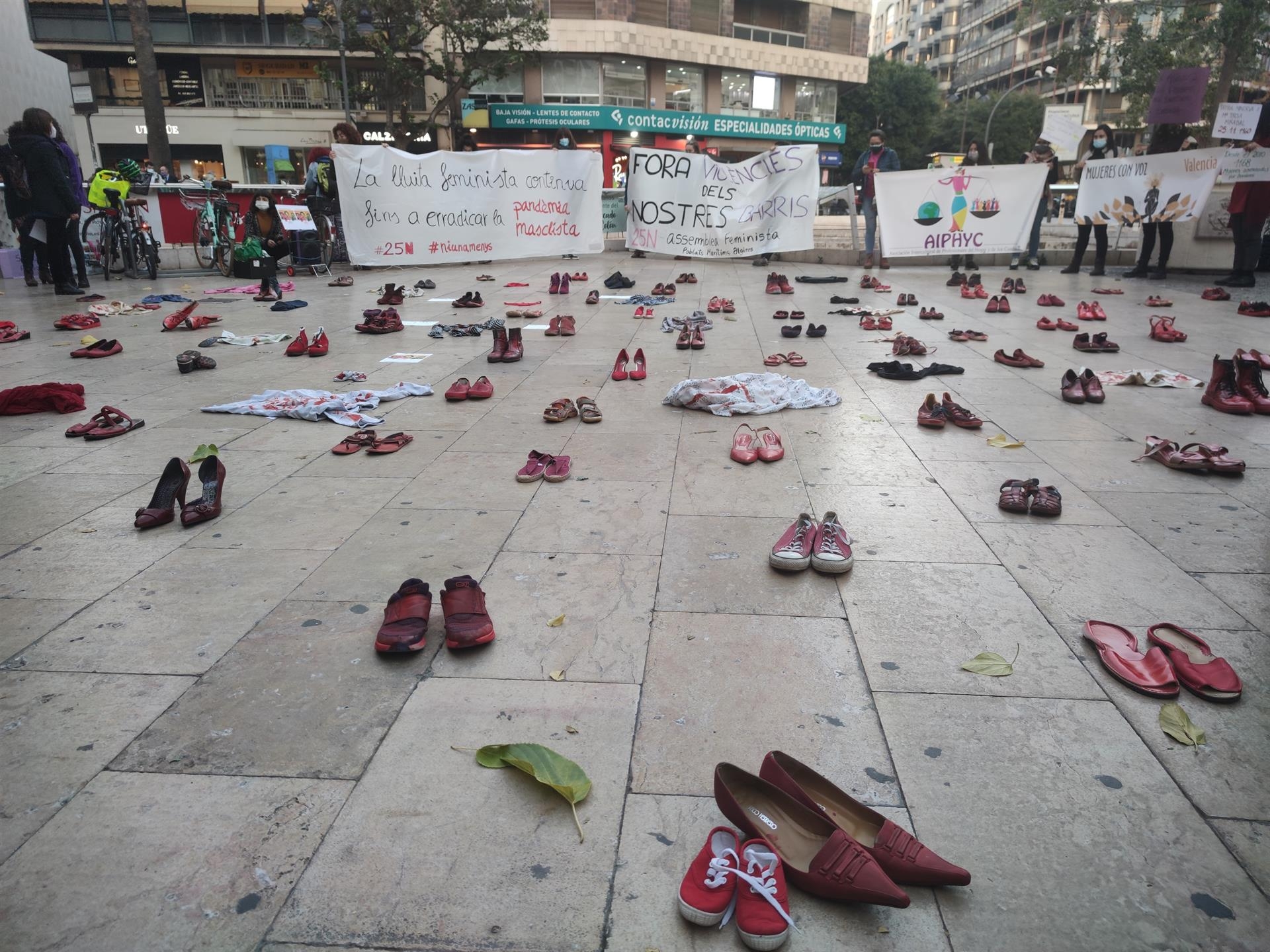 Zapatos rojos recuerdan a las víctimas de la violencia machista en una performance por el 25-N. Foto: EP - 