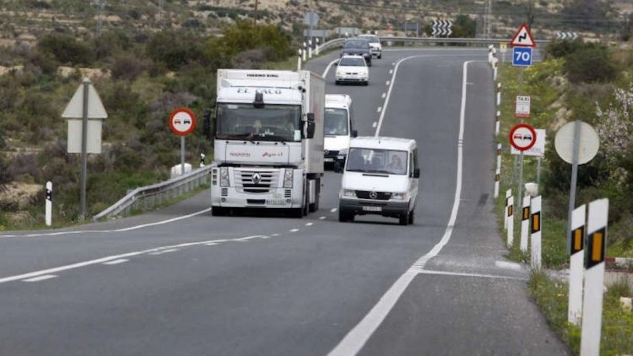  El Congreso aprueba la ley de tráfico, que mantiene por un posible error el margen de 20 km/h para adelantar
