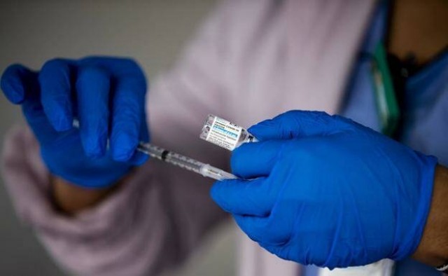 La Comunitat devuelve 240.000 dosis de AstraZeneca y Janssen para que no caduquen
