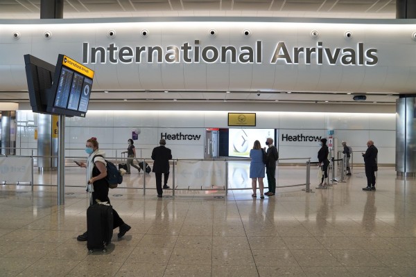 Exteriores advierte: a partir de este viernes será obligatorio el pasaporte para viajar a Reino Unido
