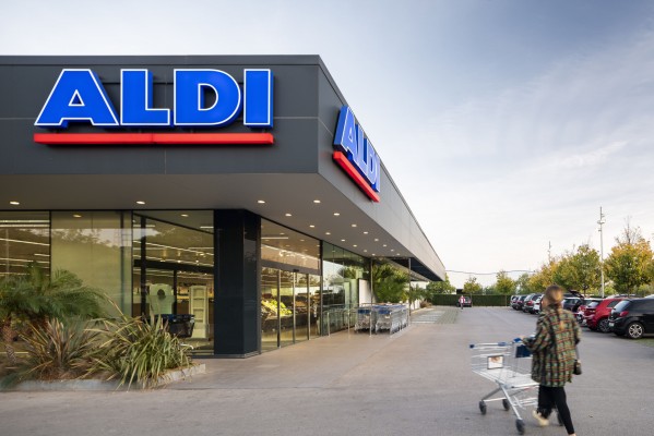 Aldi traslada su establecimiento en Novelda y estrena el complejo comercial de Bermármol