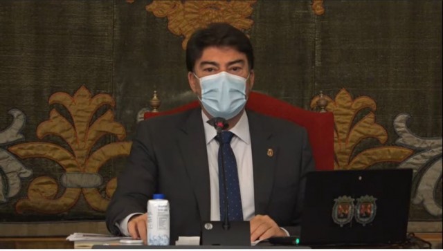 Barcala se enroca y rechaza explicar ante el pleno su gestión educativa: 