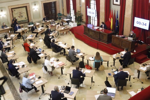 Murcia no se aburre en los plenos: del rifirrafe por las inversiones al guiño a los Cercanías