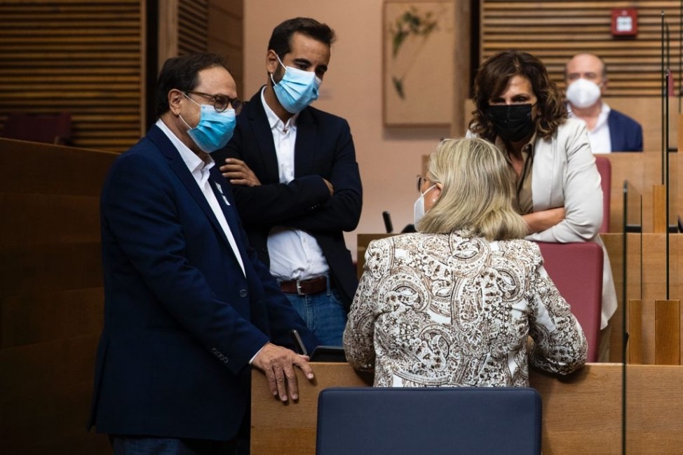 El conseller Vicent Soler junto al diputado José Muñoz. Foto: EVA MÁÑEZ - 