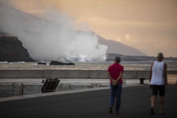 La llegada de la lava al mar obliga a mantener el confinamiento en cuatro barrios de la costa
