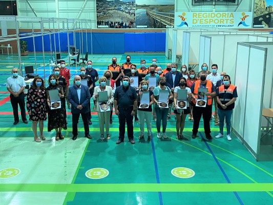Crevillent homenajea a los colectivos implicados en la vacunación ante el cierre del Félix Candela como “vacunódromo”