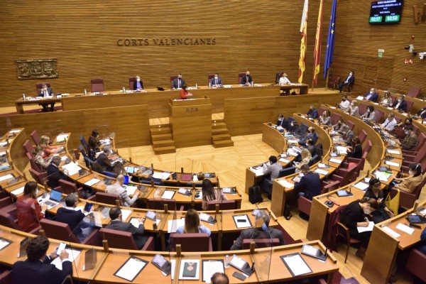 El PP y Cs piden bajar los impuestos y el Botànic quiere aumentar la progresividad fiscal 