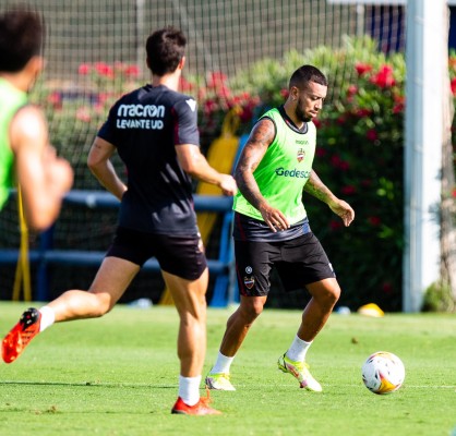 Vezo ya trabaja con el grupo, que prepara el duelo en Mallorca
