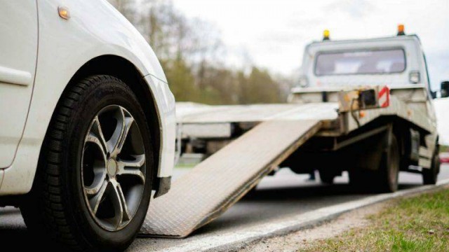 Una UTE de tres empresas se lleva el nuevo contrato del servicio de la grúa municipal 