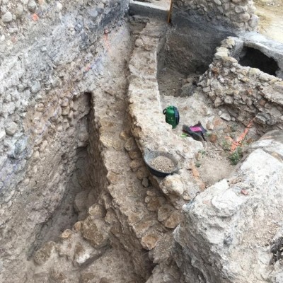 Hallan en Xaló parte la balsa del Molí de Giner que certifica su origen en el siglo XIV