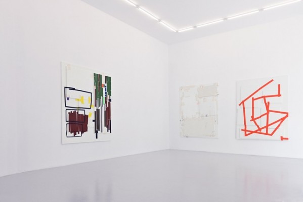 La artista holandesa Kirsten Hutsch muestra sus composiciones con cinta adhesiva en Artnueve