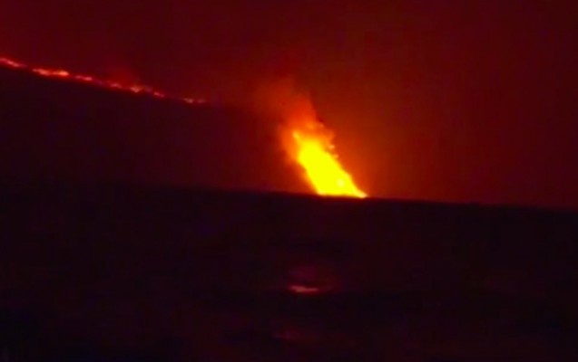 La lava del volcán alcanza el mar en La Palma