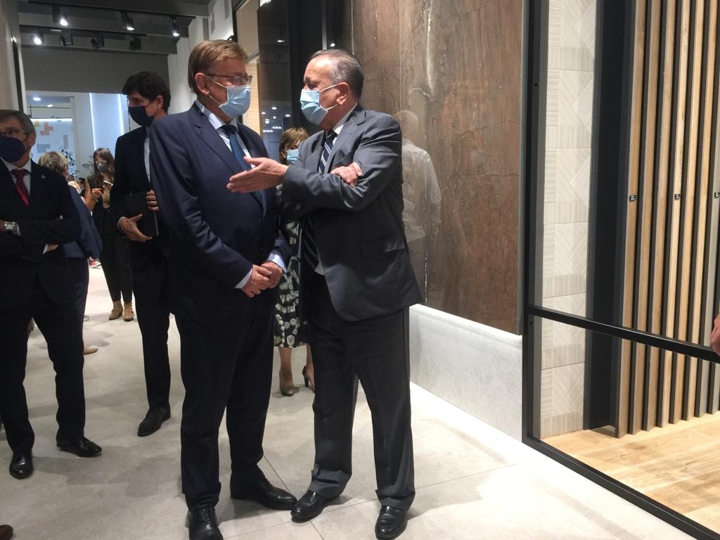 El presidente de la Generalitat, Ximo Puig, conversa con Fernando Roig, presidente del Grupo Pamesa, durante la visita del primero a la feria Cersaie. - 