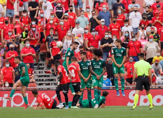 Los aficionados del Mallorca protestan por los partidos en Son Moix con 'horario asiático'
