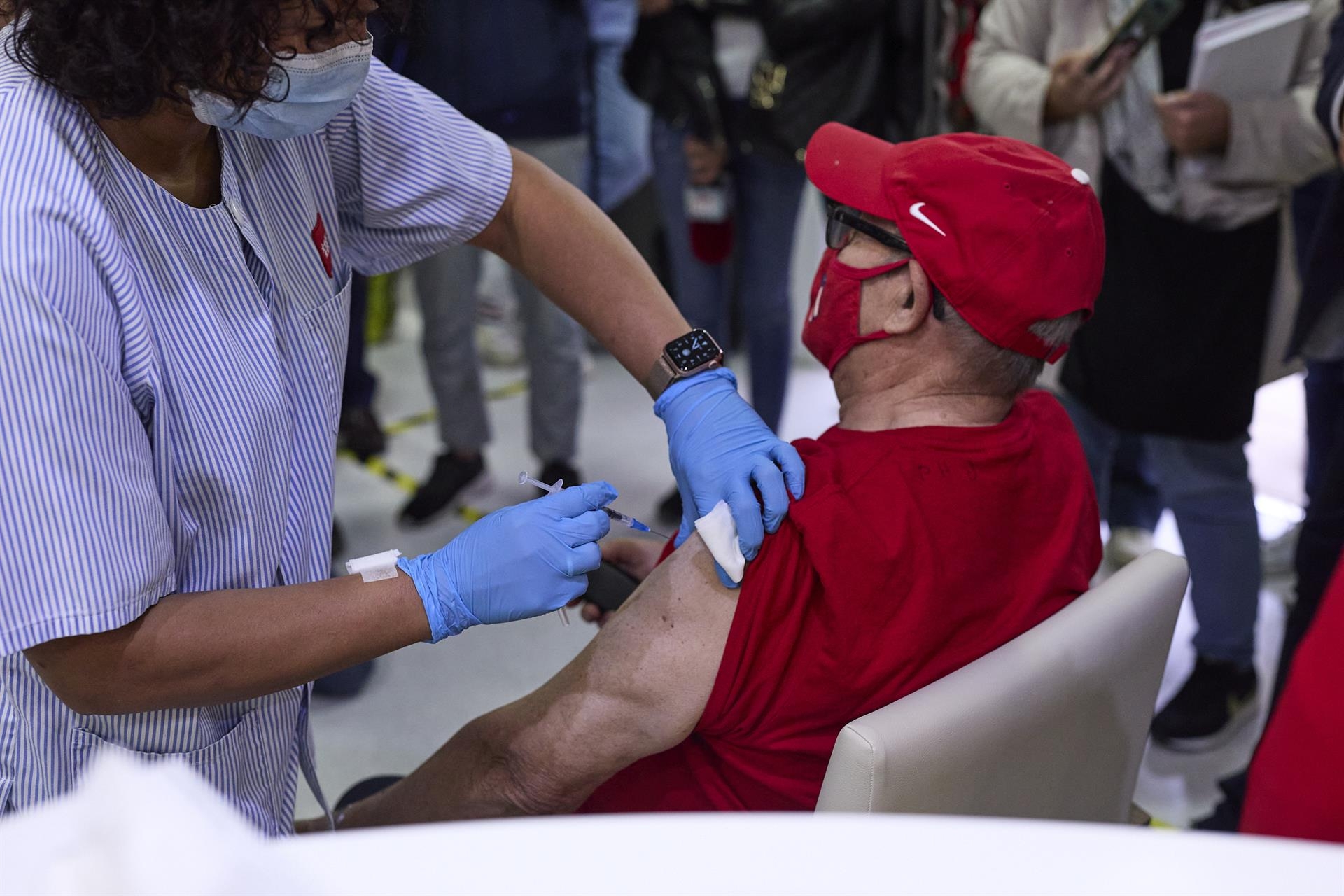 España notifica 2.290 nuevos casos de covid, 60 muertes y la incidencia desciende a 62