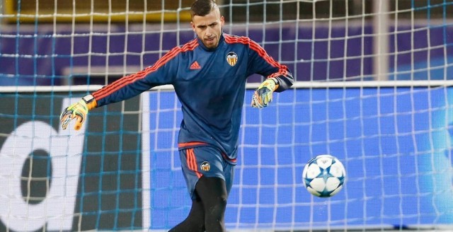 El Valencia CF se ejercita en el estadio Petrovsky