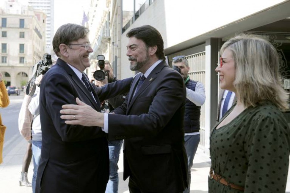El alcalde de Alicante, Luis Barcala, y la vicealcaldesa, Mari Carmen Sánchez, saludan al presidente del Consell, Ximo Puig, en una visita institucional al Ayuntamiento. - 