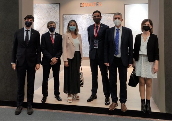 Climent defiende en Cersaie la utilidad de las ferias para la promoción de los productos cerámicos