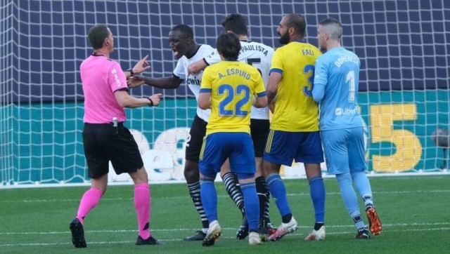 El Valencia cayó en su último partido en Cádiz tras la polémica entre Cala y Diakhaby