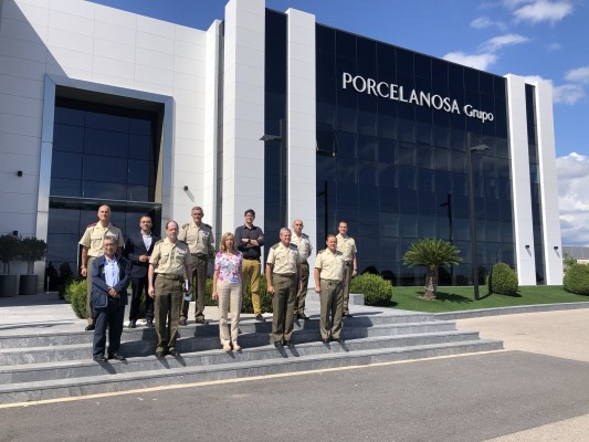 Una delegación del Ejército visita Porcelanosa para exportar su industria 4.0 a la base logística de Córdoba