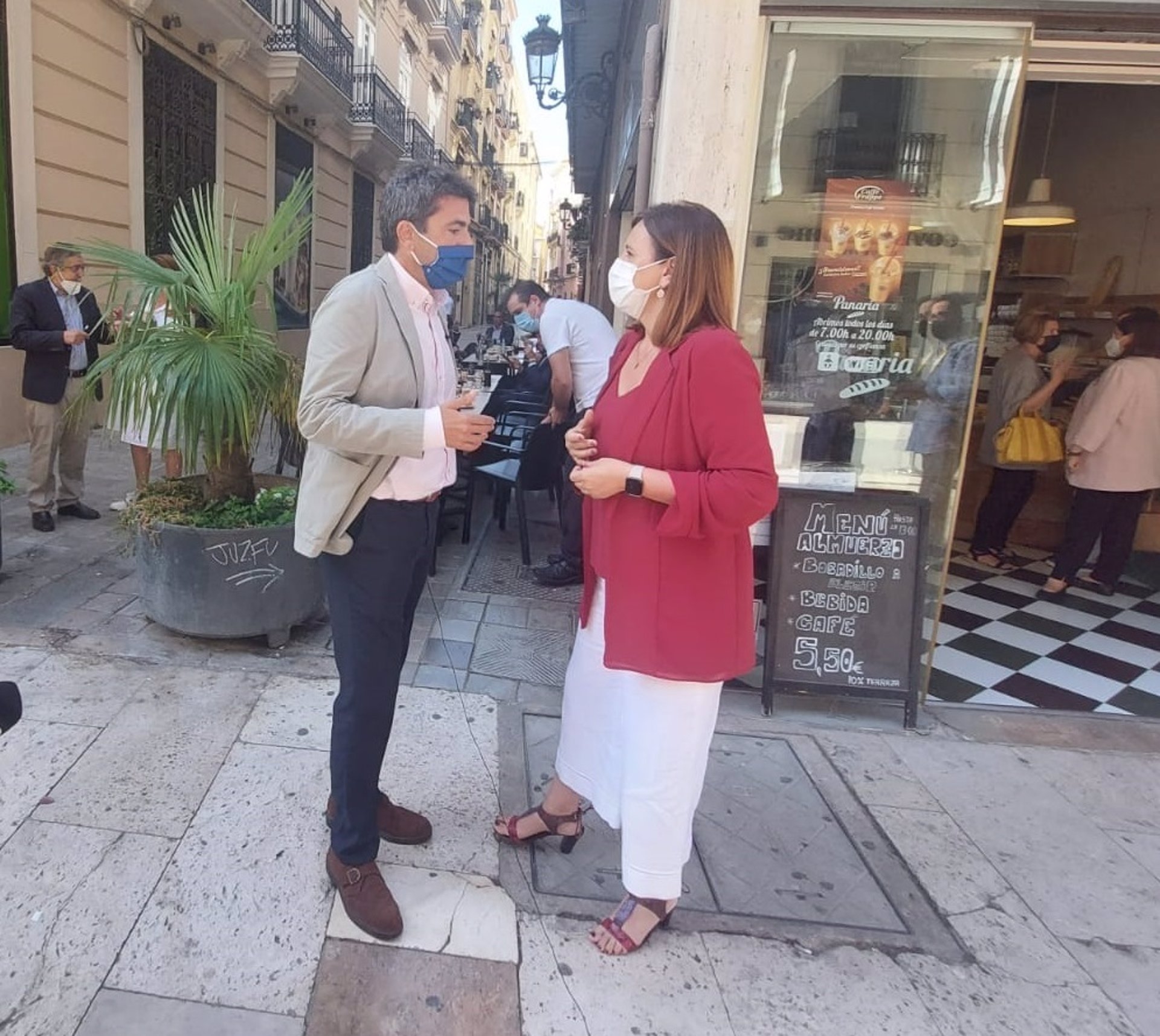 Mazón saluda a catalá tras su inervención en el Debate de Política General -FOTO: PP  - 