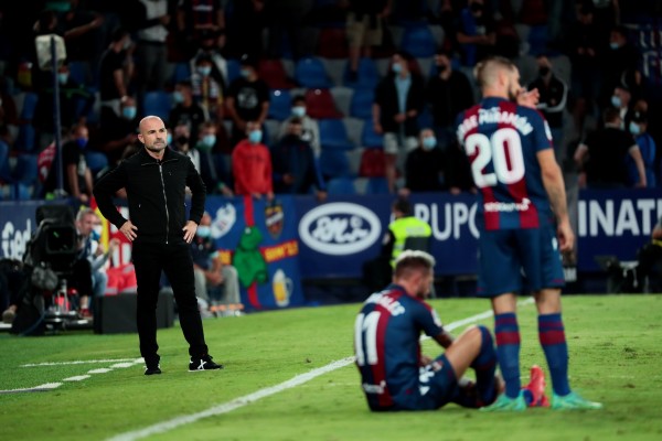 Cuando el respaldo público al entrenador del Levante termina en destitución