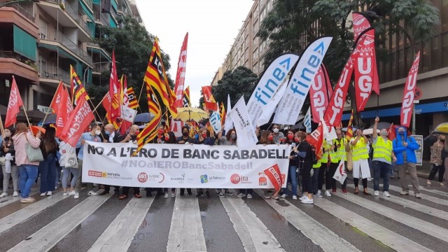 Los sindicatos de Banco Sabadell se concentran esta semana en Alicante por el ERE