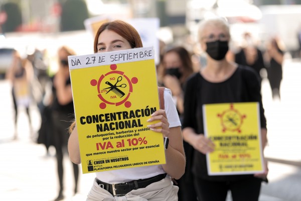 Las peluquerías protestan ante el Congreso para reclamar la inclusión de la bajada del IVA 