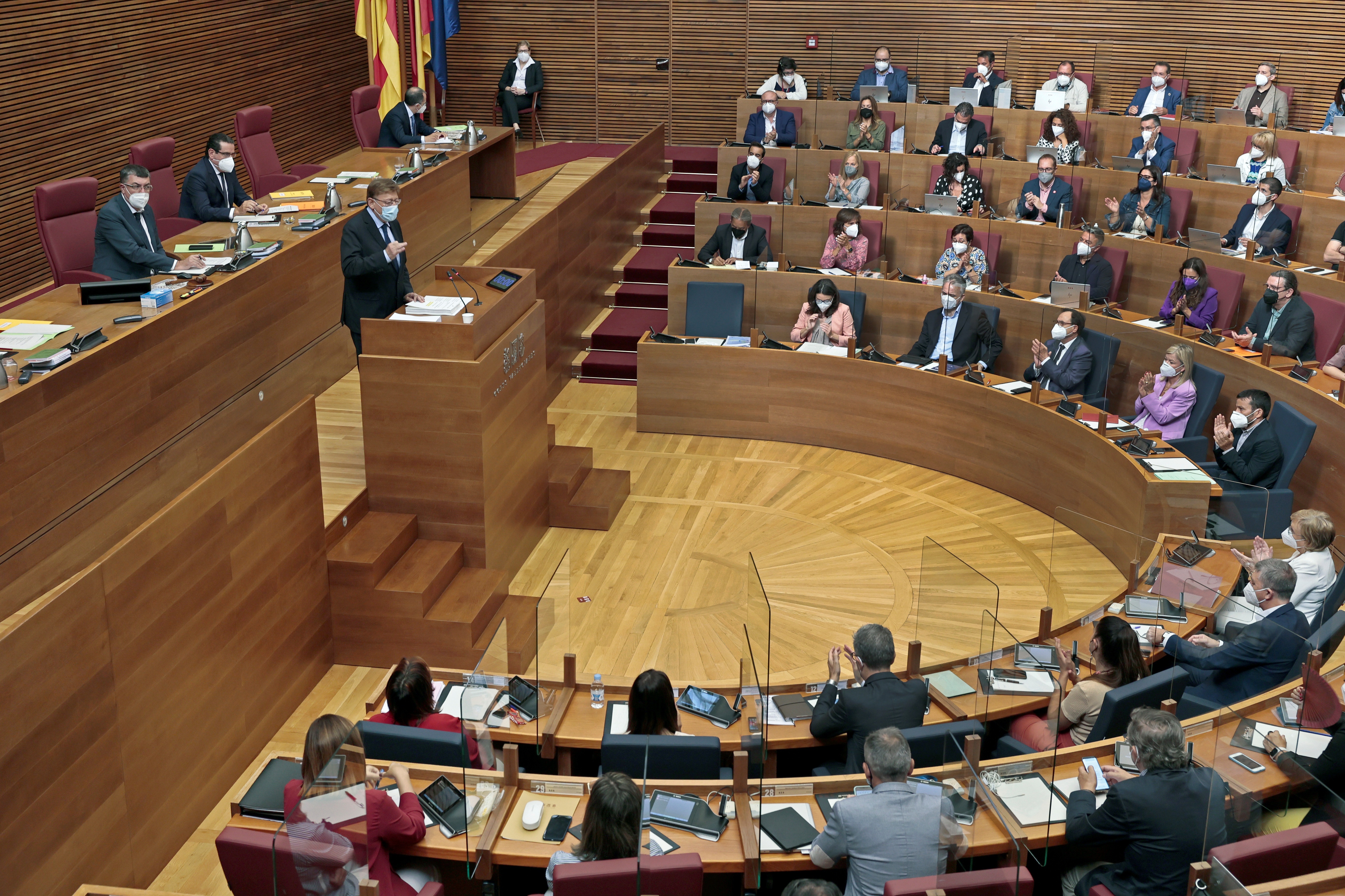 El president de la Generalitat, Ximo Puig, interviene en el hemiciclo de Les Corts. Foto: EFE/BIEL ALIÑO - 