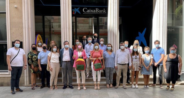 Más de 5.350 escolares desfavorecidos de la Región reciben un kit escolar gracias a Fundación 'la Caixa' y CaixaBank
