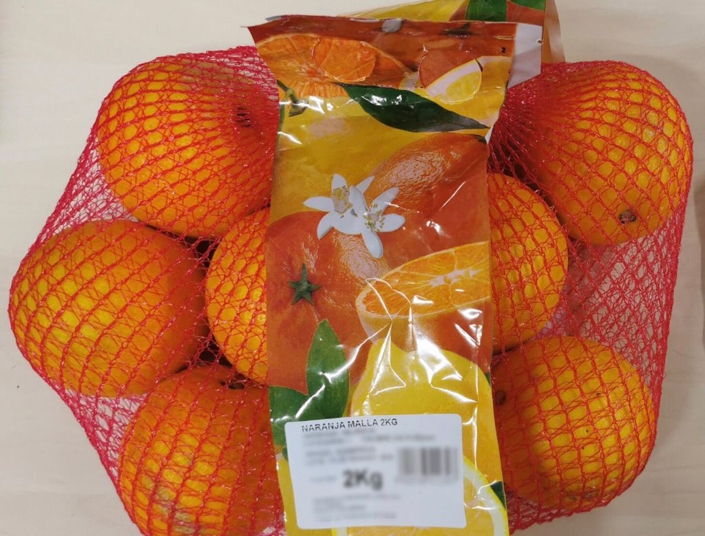 Naranjas sudafricanas en un lineal de supermercado valenciano. Foto: LA UNIÓ - 
