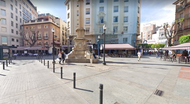Retiran una jacaranda de la plaza de Santa Catalina de Murcia por su peligro para los vecinos