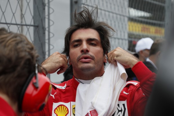 Hamilton y Sainz bailan la danza de la lluvia a costa de Norris

