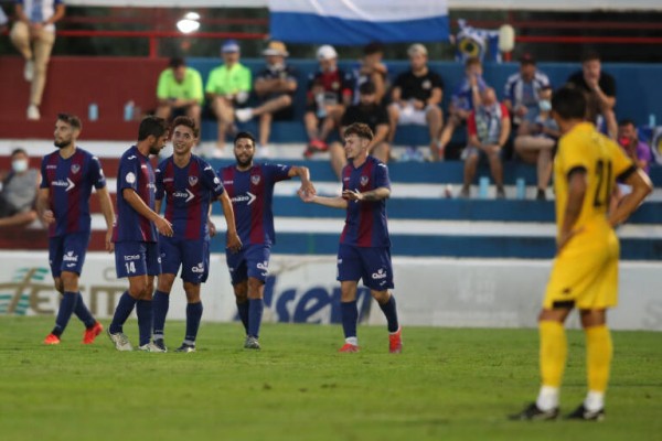 Xavi Estacio golea con la UD Alzira