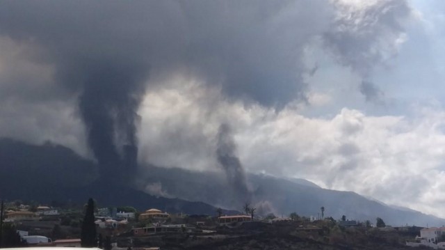 Abierto un nuevo foco de emisión del volcán de La Palma más al oeste del foco principal 