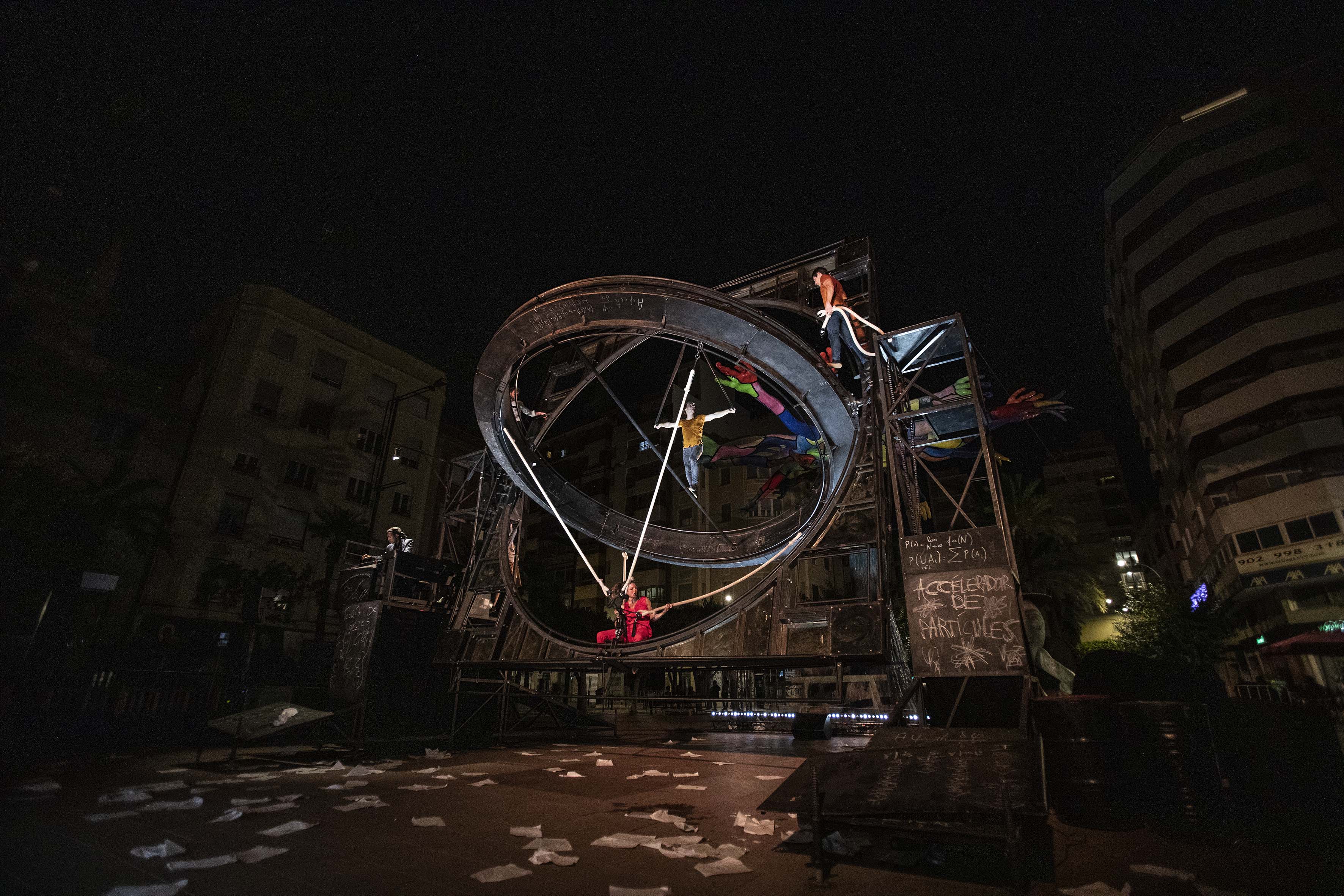 El MUT! tanca amb un espectacle utòpic on l'oxigen escasseja i la tecnologia pren el món