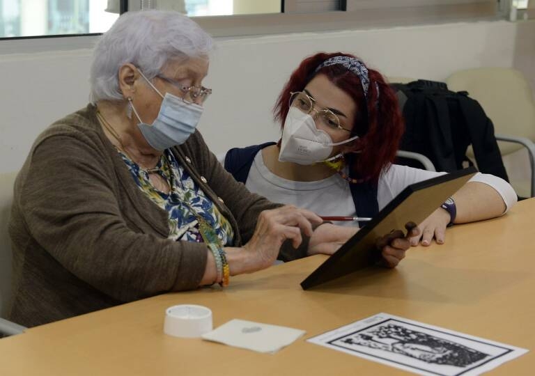 El Consell ratifica la eliminación de la distancia entre mayores residentes y visitas si están vacunados 