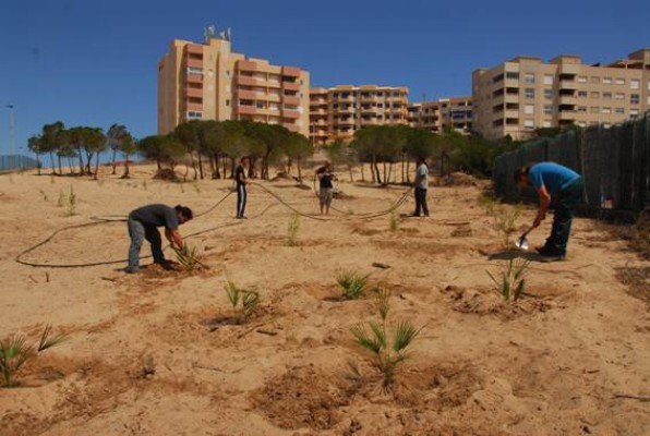 Clamor vecinal contra la construcción del espacio multiusos de La Manga en los arenales de Monte Blanco