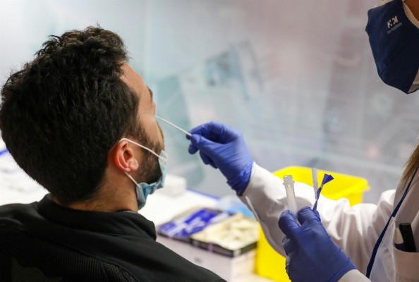 España notifica 3.031 contagios, 100 muertes y la incidencia se sitúa en los 72 casos