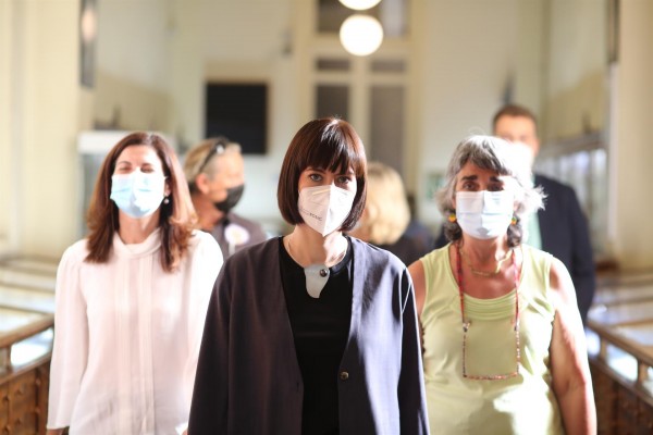Morant anuncia la contratación de más de 2.500 doctores en los próximos 3 años y su mejora salarial