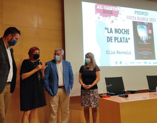 Elia Barceló, ganadora del Premio Costa Blanca 2021 que otorga Alicante Noir 