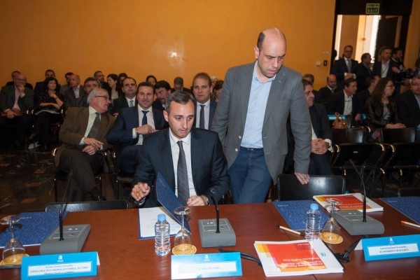 Echávarri refrenda la zona franca en Alicante o Elche por su impacto pero recela de sus estudios  