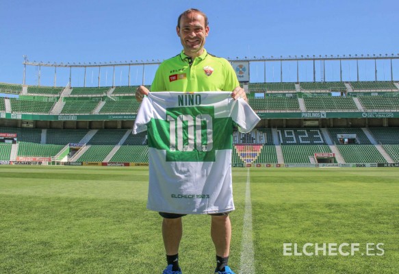 Lezcano entrega a Nino una camiseta conmemorativa de su gol cien con el Elche

