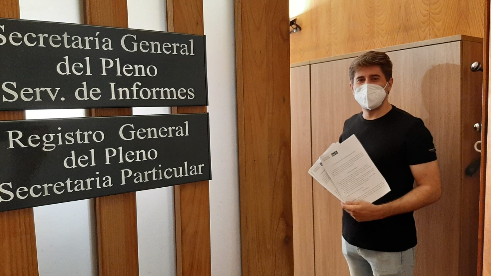 El edil del PSOE de Alicante, Raúl Ruiz, al registrar las alegaciones. - 