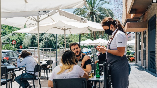 ¡No me metas en tu whatsapp! Cómo gestiona el restaurante más cercano el síndrome del multitasking