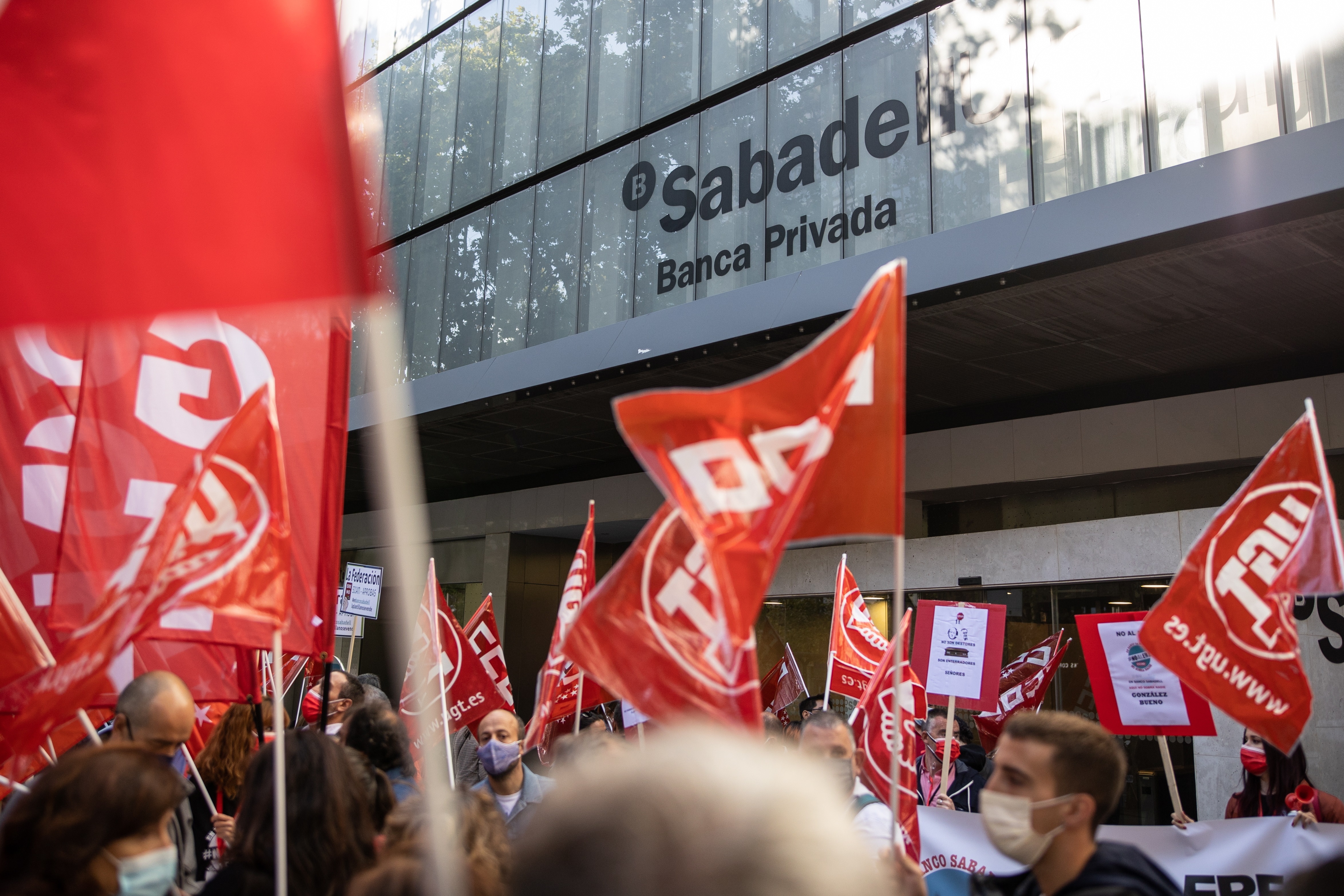 Manifestación en una de las sucursales de la entidad en Madrid. Foto: EFE/RODRIGO JIMÉNEZ - 