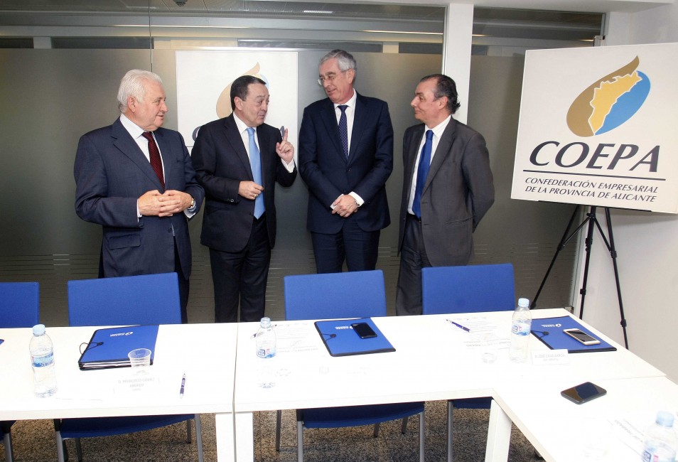 Francisco Gómez (Coepa) y Salvador Navarro (CEV), con sus homólogos de Murcia y Almería en medio. Foto: EFE - 