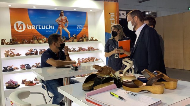 El alcalde de Elche regresa de la Feria de Milán con buenas sensaciones sobre el sector del calzado